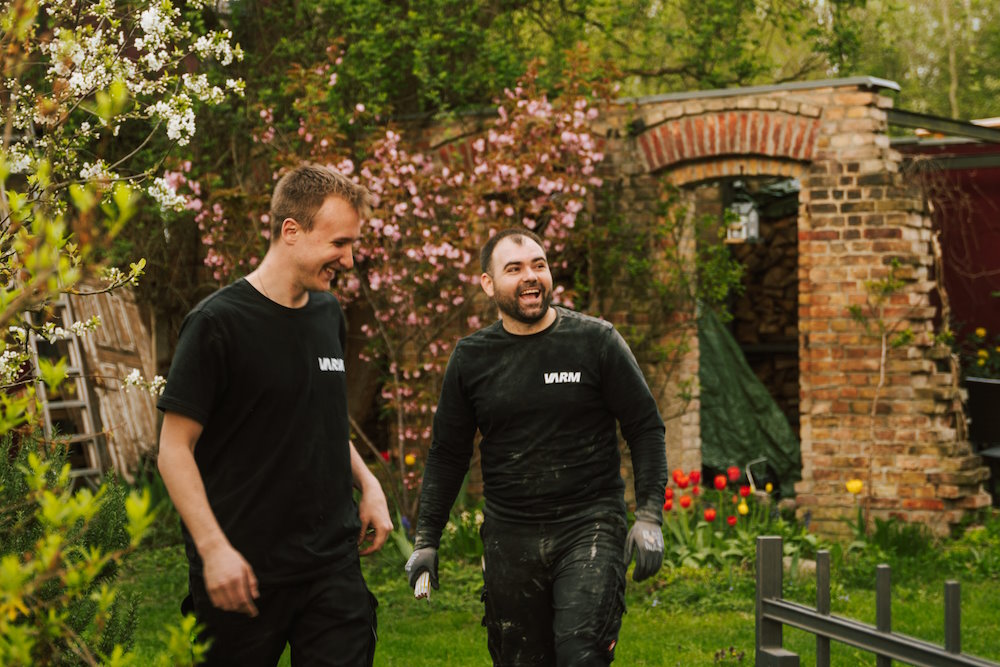 Zwei VARM-Mitarbeiter in einem Garten